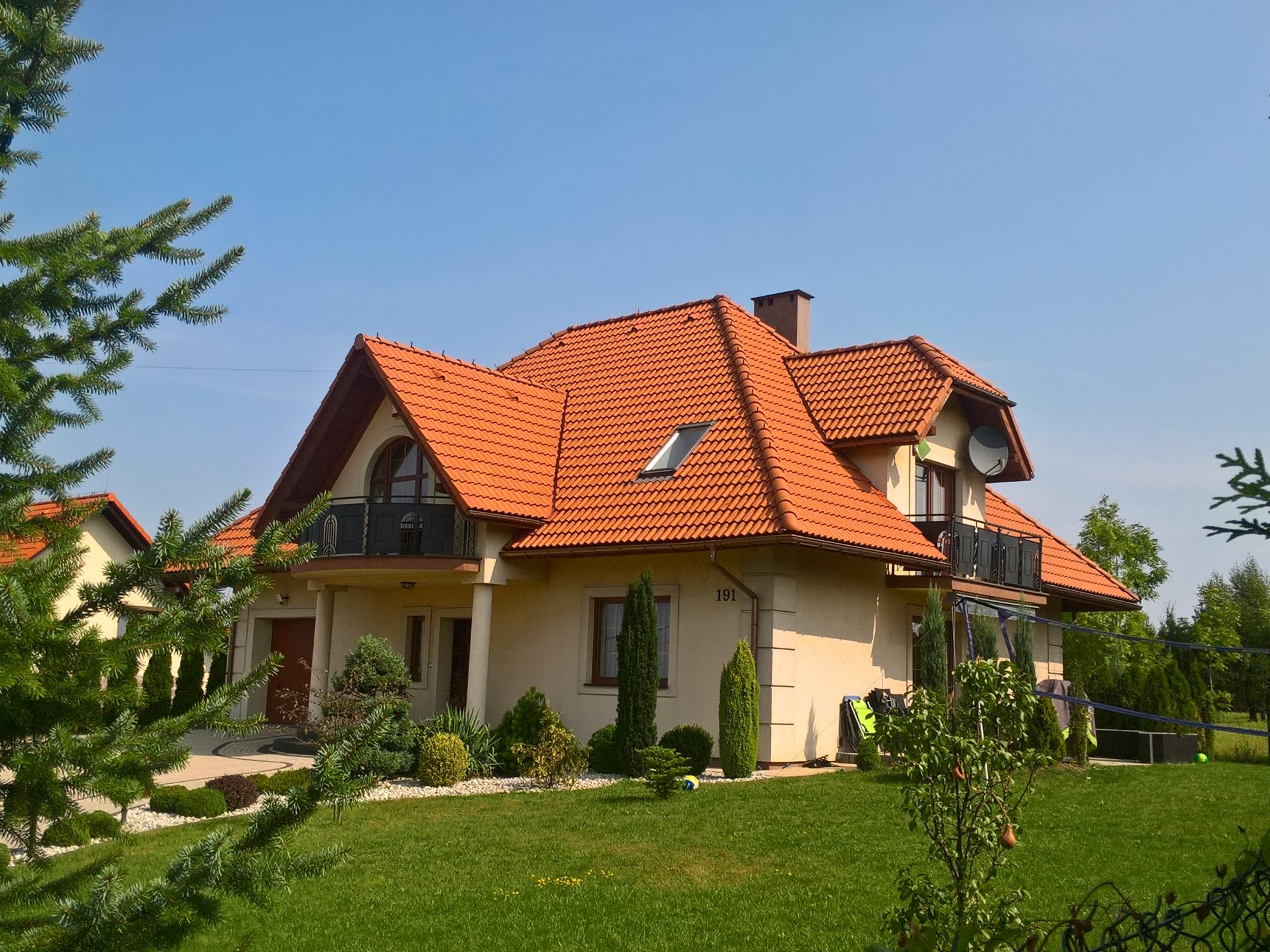 dom-tradycyjny-czerwony-dach